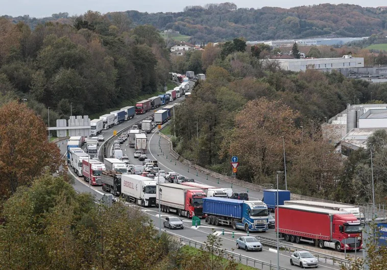 Un choque entre camiones provoca colas de hasta 8 kilómetros en la AP-8 en Irun